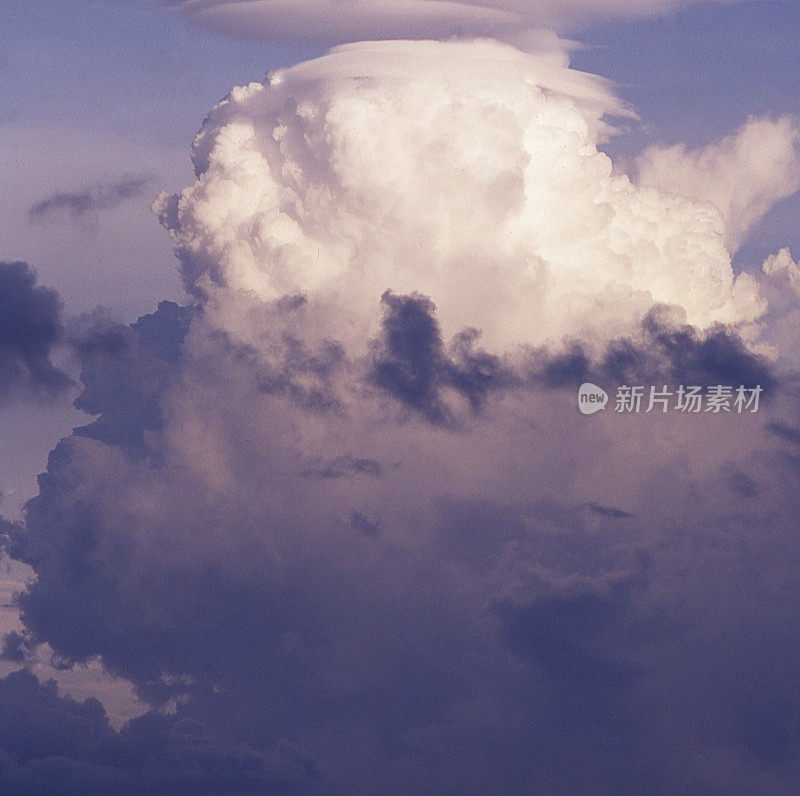 巨大的积雨云云Utila Keys Bay群岛中美洲洪都拉斯